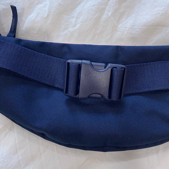 Nike Sportswear Heritage Hip Pack - Picture 2 of 5